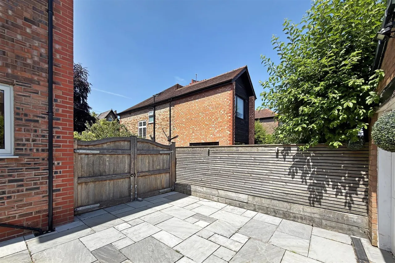 Queens Road, Hale, Cheshire WA15 9HF, photo 34