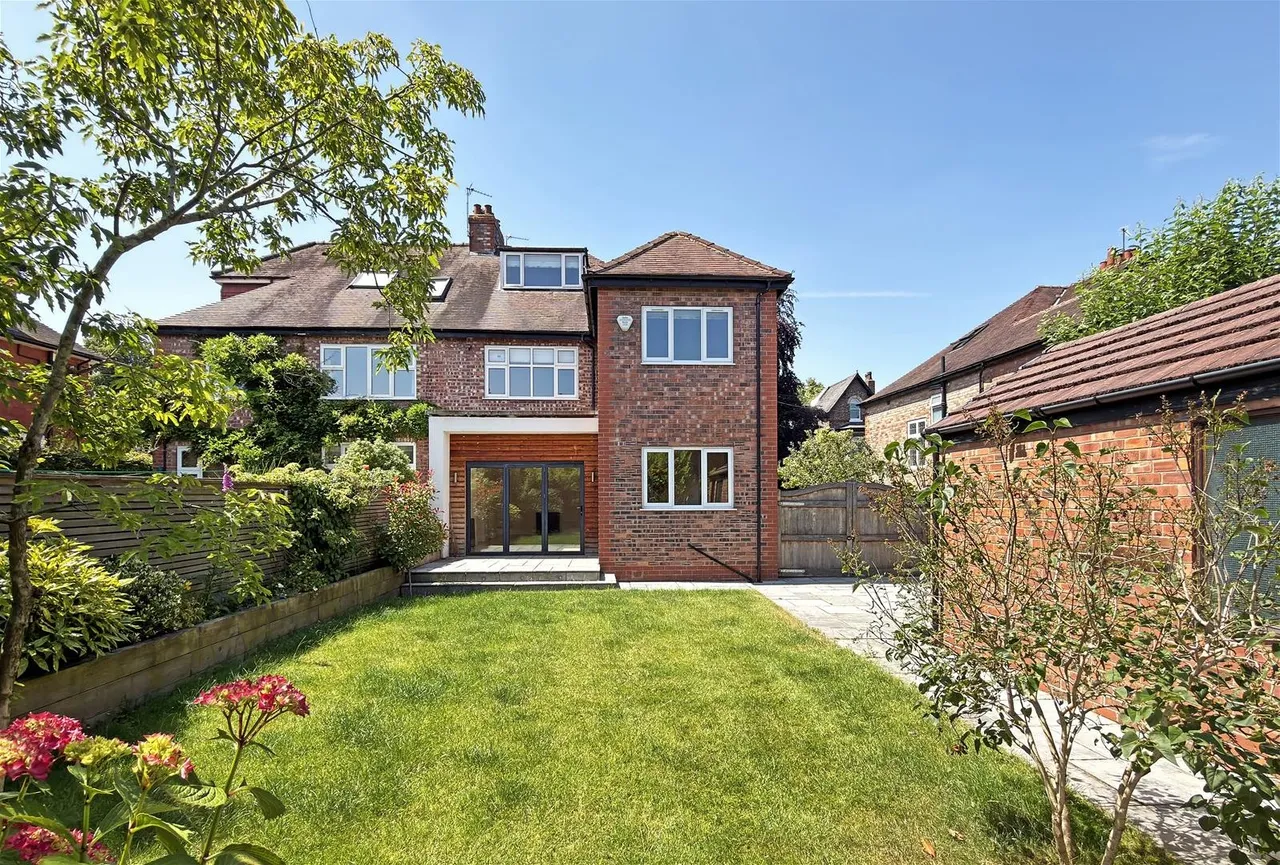 Queens Road, Hale, Cheshire WA15 9HF, photo 3