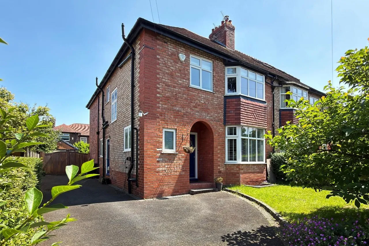 5 bed house for sale — Queens Road, Hale, Cheshire WA15 9HF