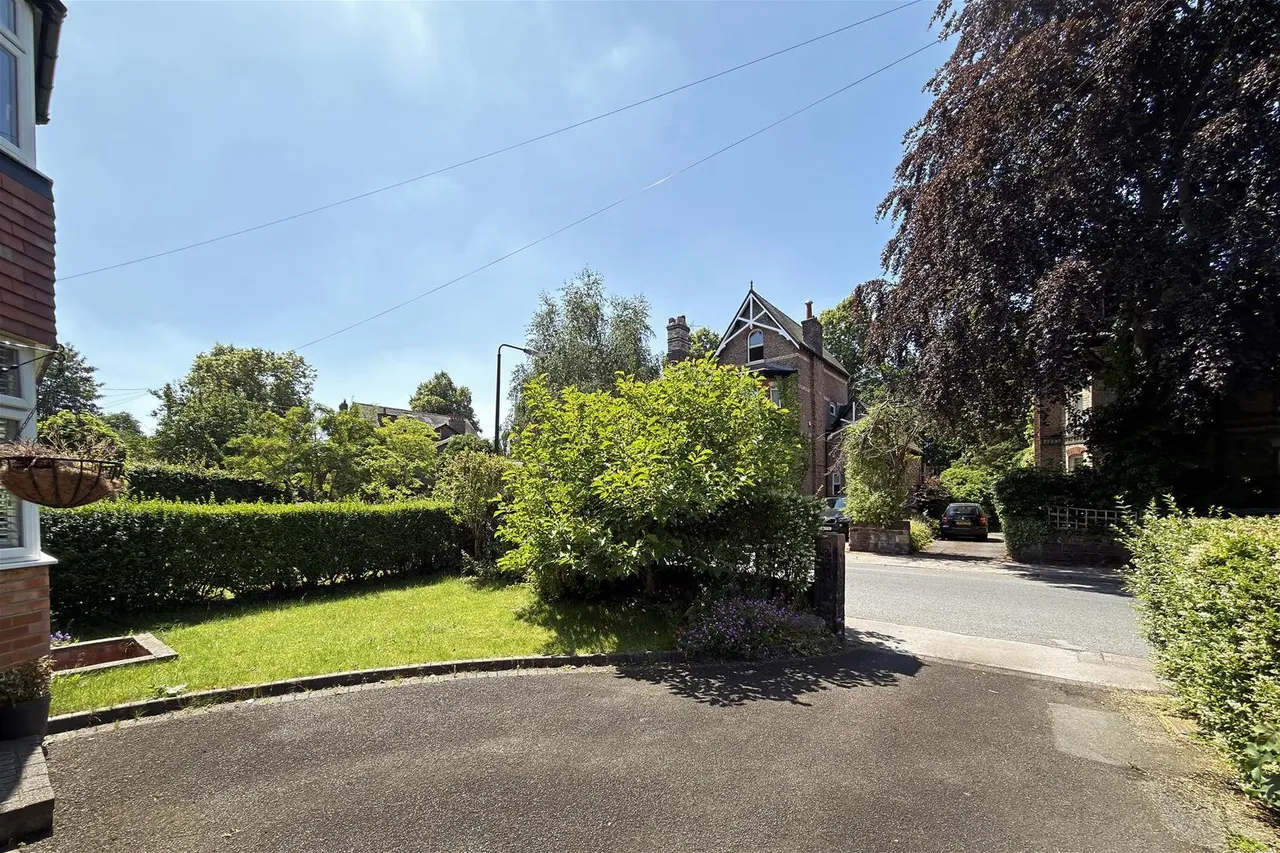 Queens Road, Hale, Cheshire WA15 9HF, photo 35
