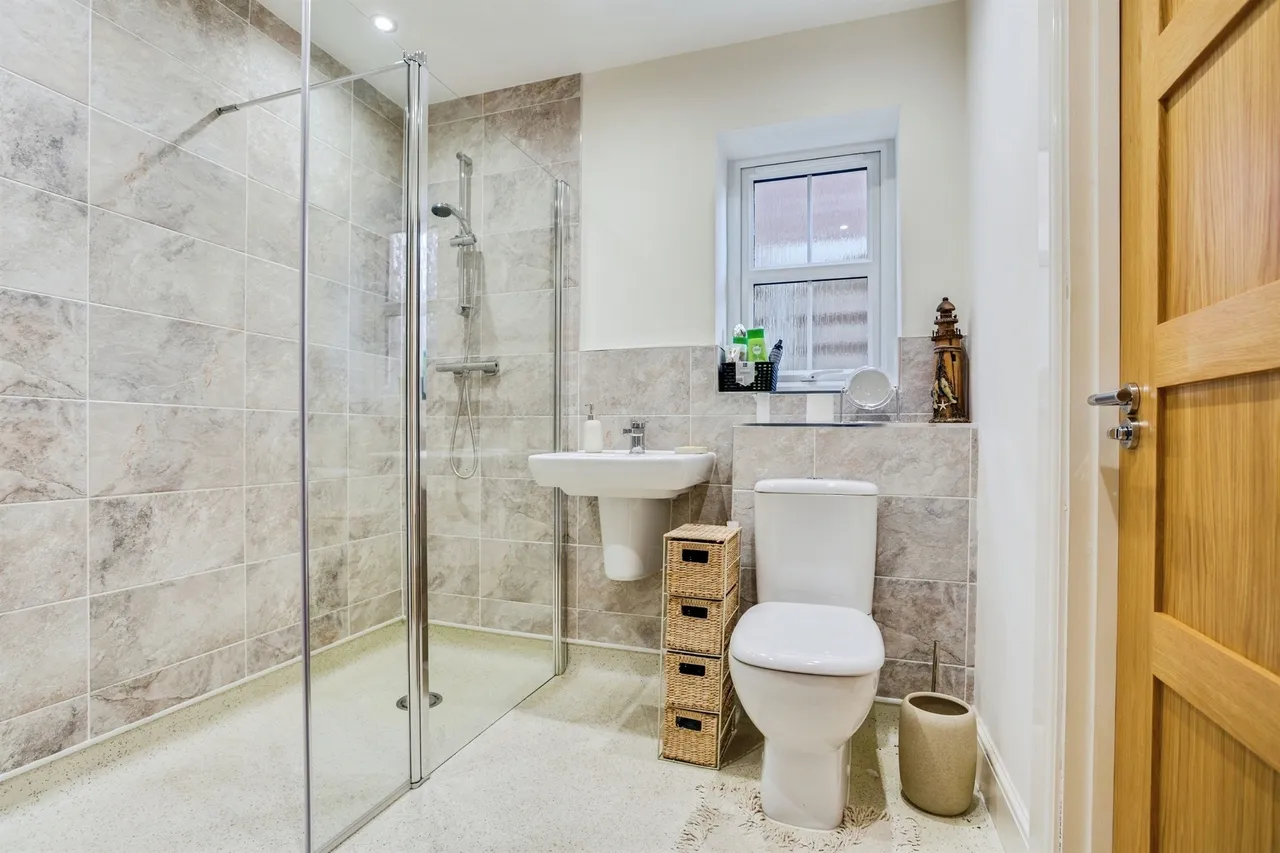 Pilkington Court, Walton, WF2, photo 13