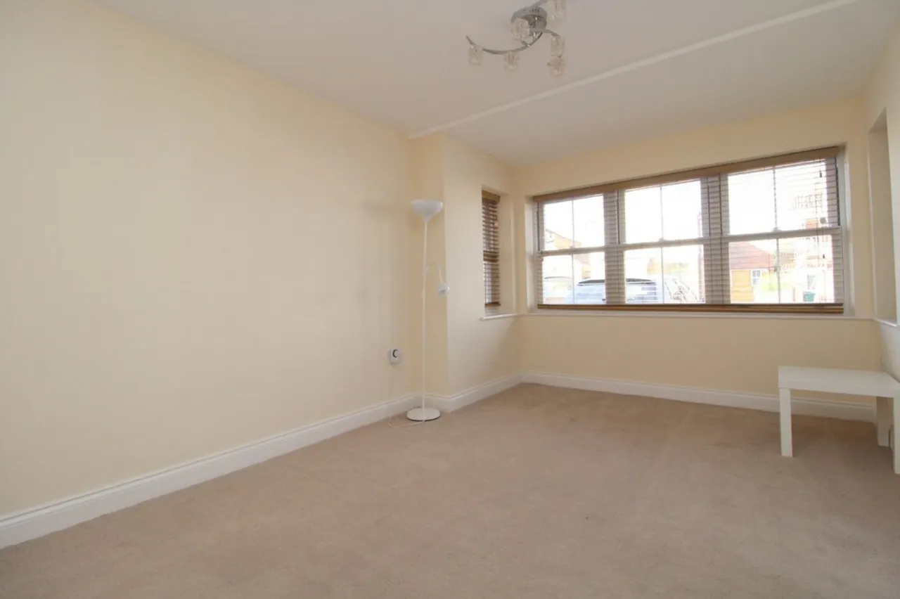 Station Crescent, Ashford, photo 5