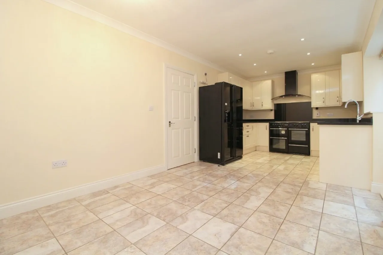Station Crescent, Ashford, photo 2