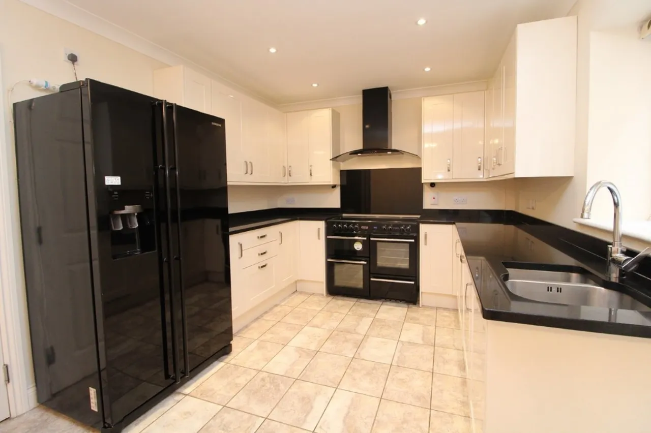 Station Crescent, Ashford, photo 4