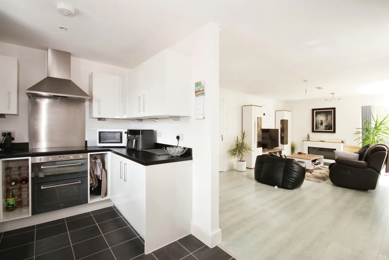 2 bed flat for sale — Kingfisher Close, Warwick