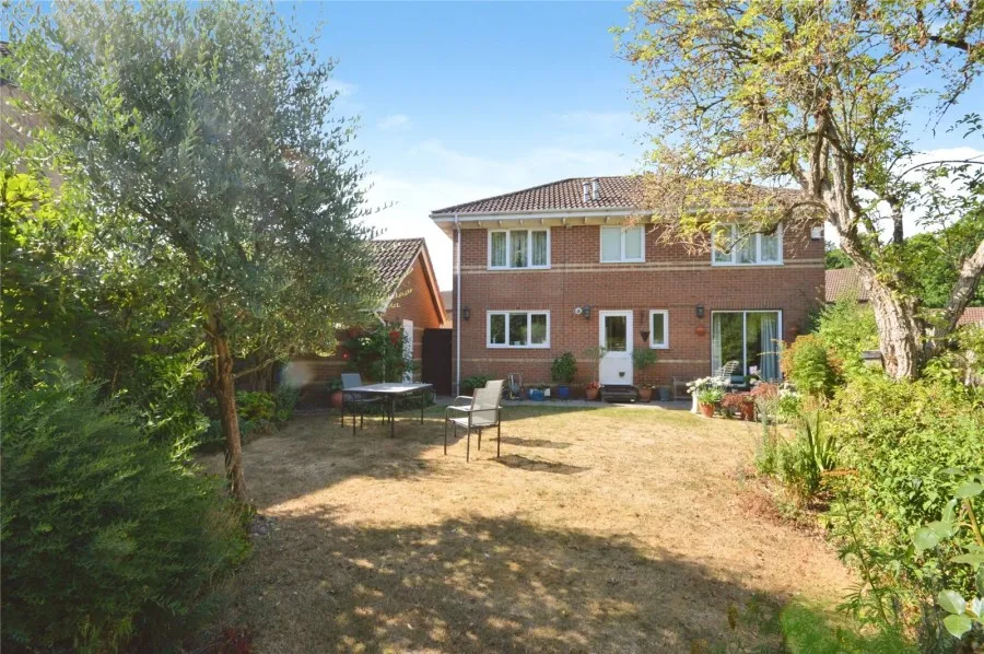 House Under Offer with 4 bedrooms in Leigh Drive, Elsenham, CM22, photo 10