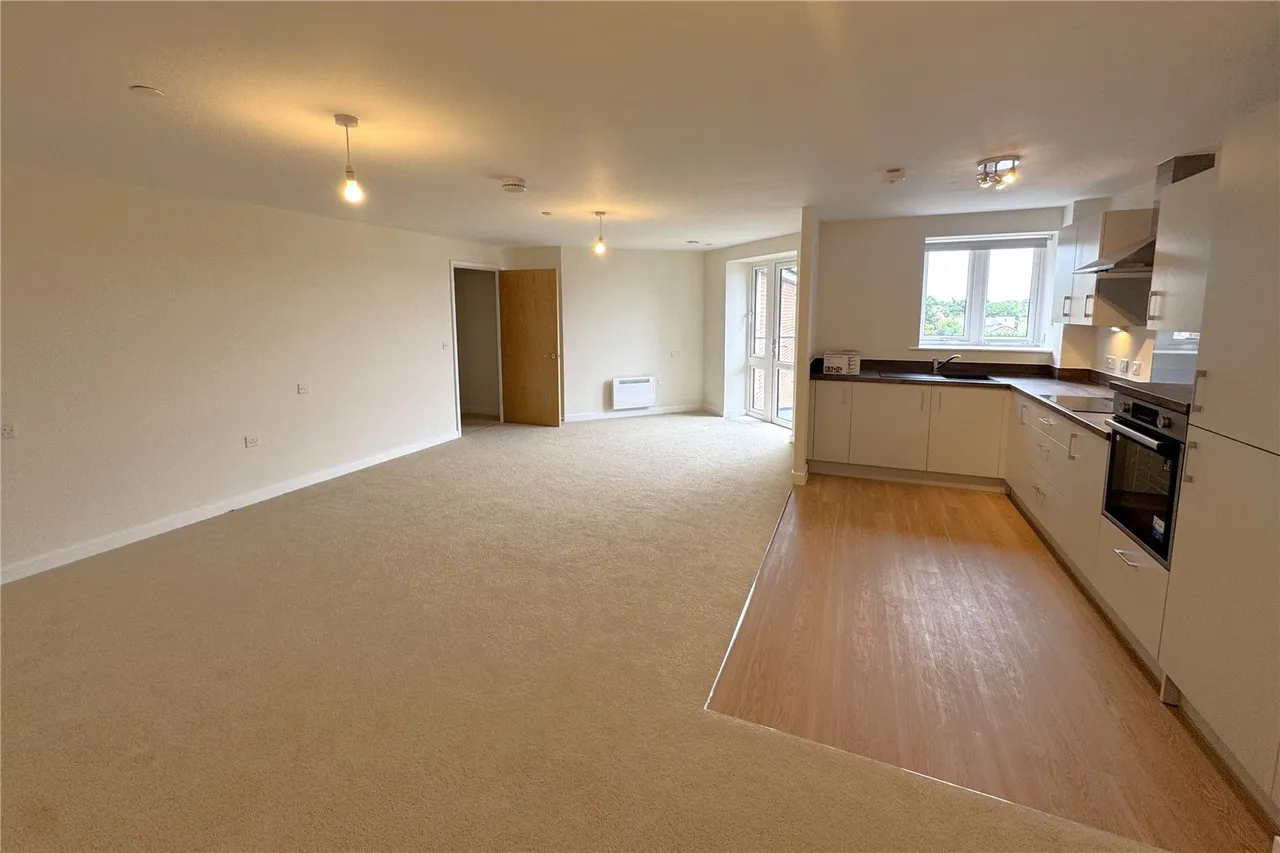 Station Road, Hook, Hampshire, RG27 9YG, photo 2