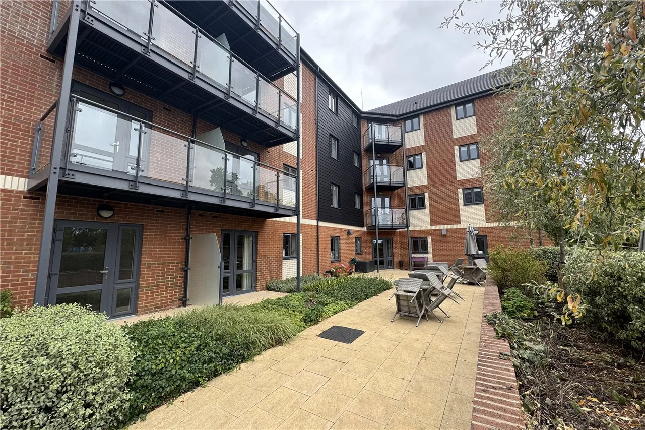 2 bed flat for sale — Station Road, Hook, Hampshire, RG27 9YG