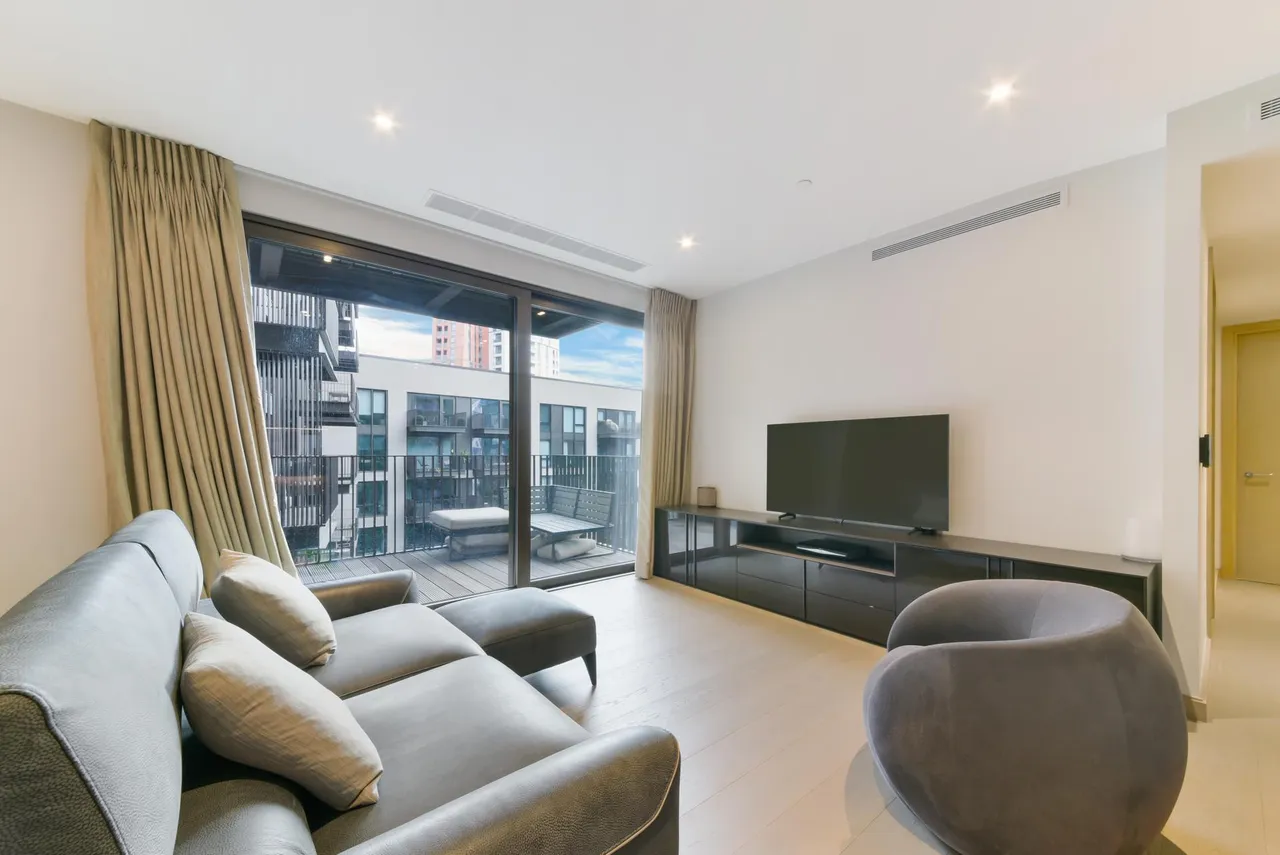 2 bed flat for sale, Viaduct Gardens, Embassy Gardens, SW11