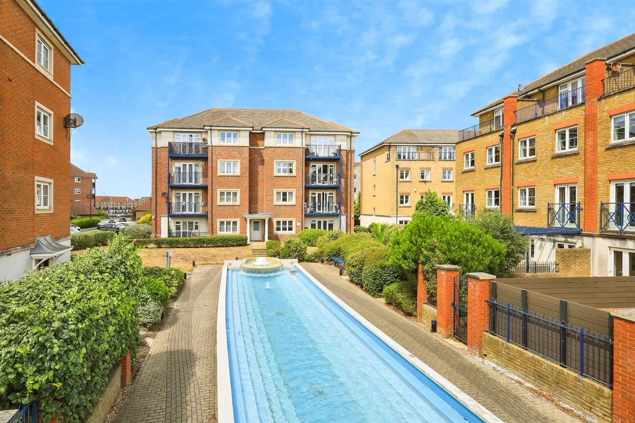2 bed flat for sale — Barbuda Quay, Eastbourne