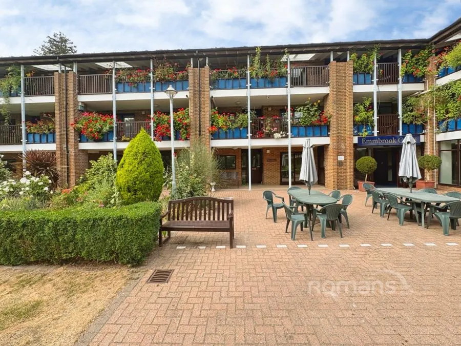 Emmbrook Court, Reading, RG6, photo 2