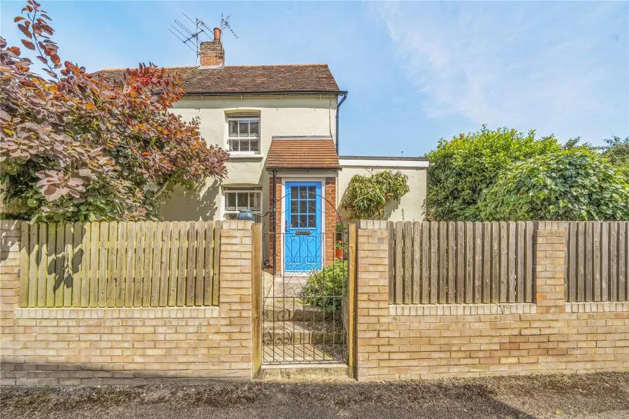 2 bed house for sale, Priory Place, Hungerford, RG17