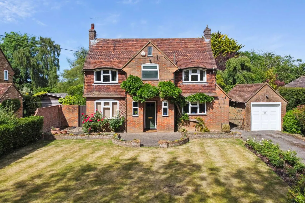 3 bed house for sale — Hog Lane, Ashley Green, Chesham, Buckinghamshire, HP5 3PS