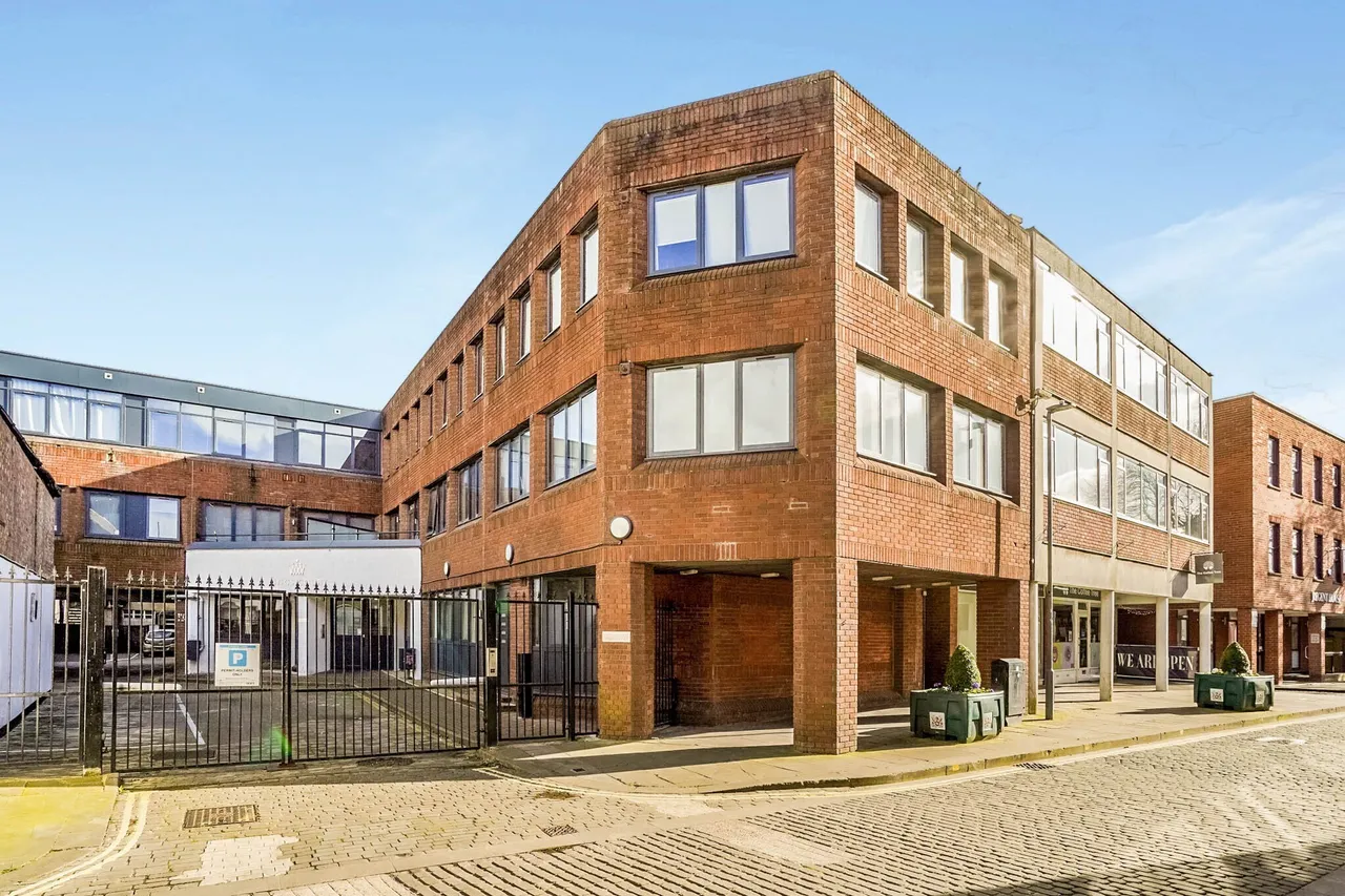 2 bed flat to rent — Kings Court, George Street, HP20