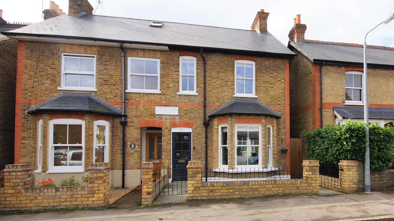 4 bed house for sale — Meadow Road, Loughton