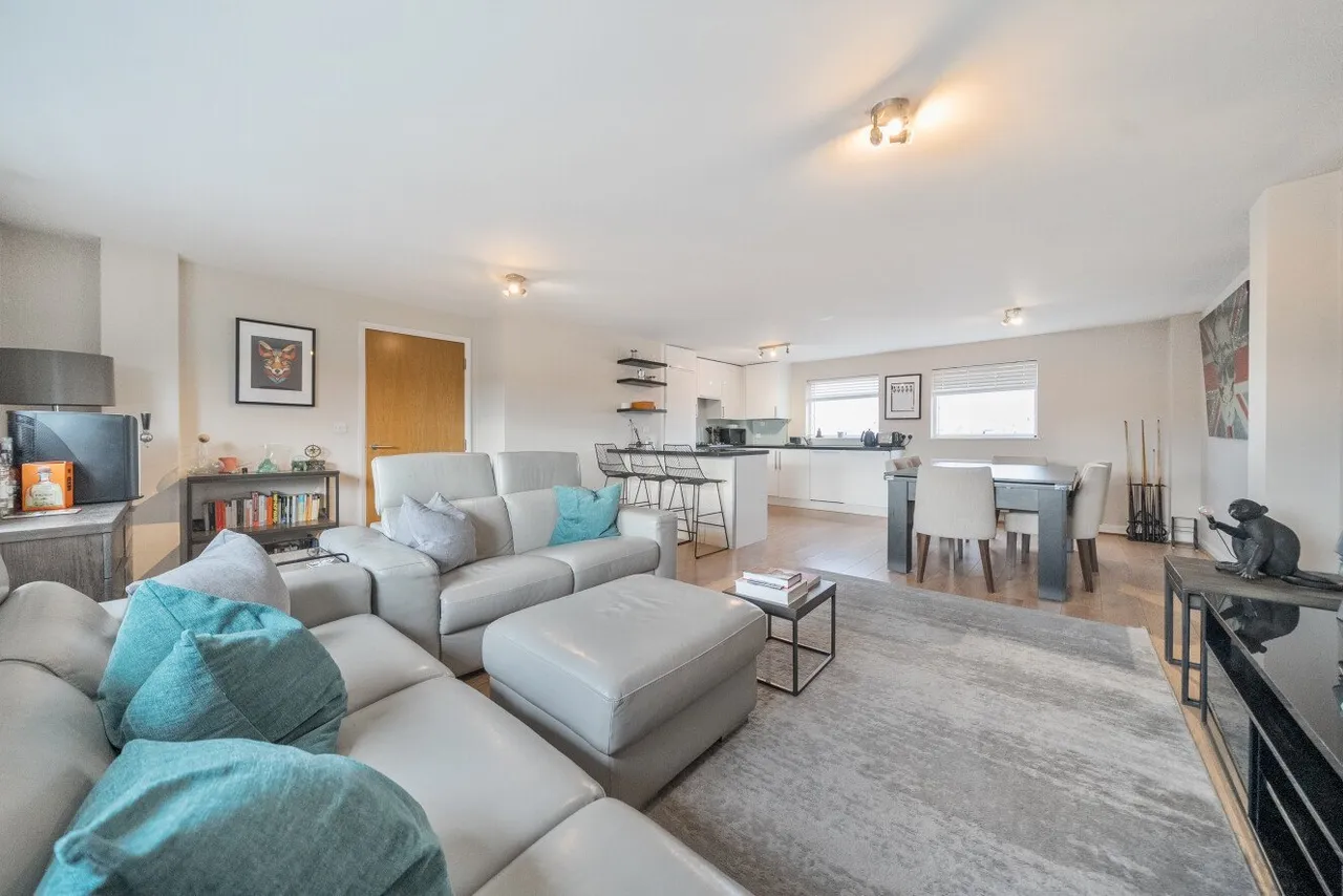 3 bed flat to rent, Elmfield Road, Balham, SW17