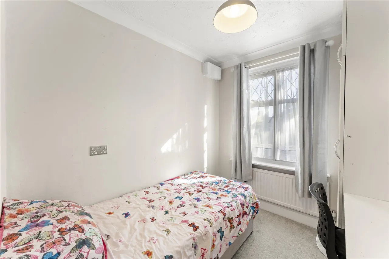 Great West Road, Hounslow, photo 12