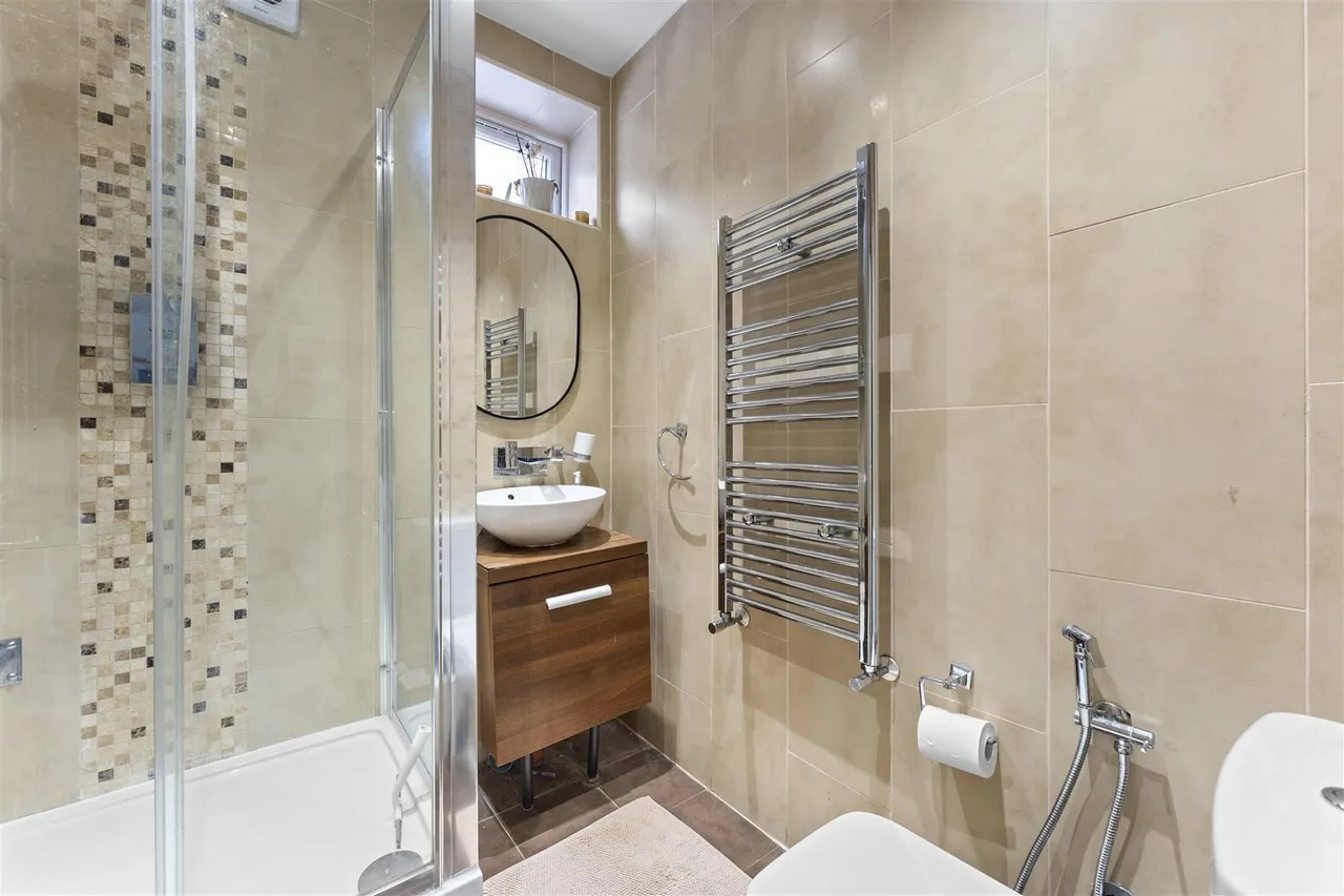 Great West Road, Hounslow, photo 7