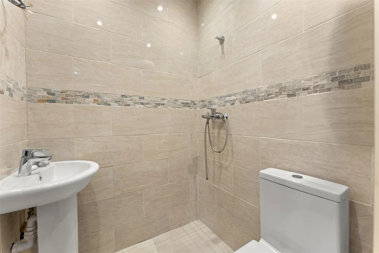 Great West Road, Hounslow, photo 18