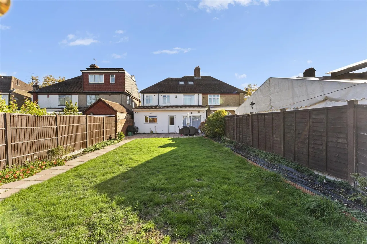 Great West Road, Hounslow, photo 2