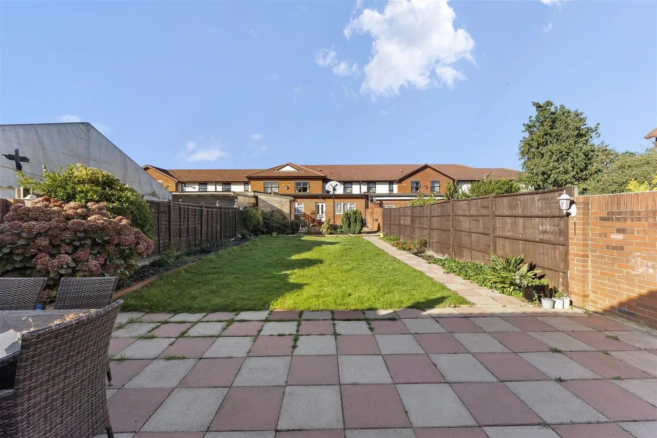 Great West Road, Hounslow, photo 19