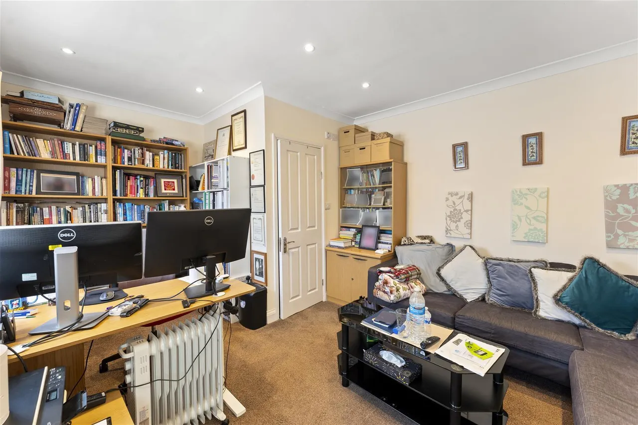 Great West Road, Hounslow, photo 17