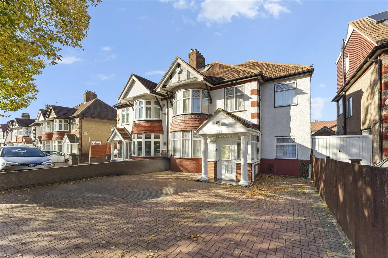 Great West Road, Hounslow, photo 20