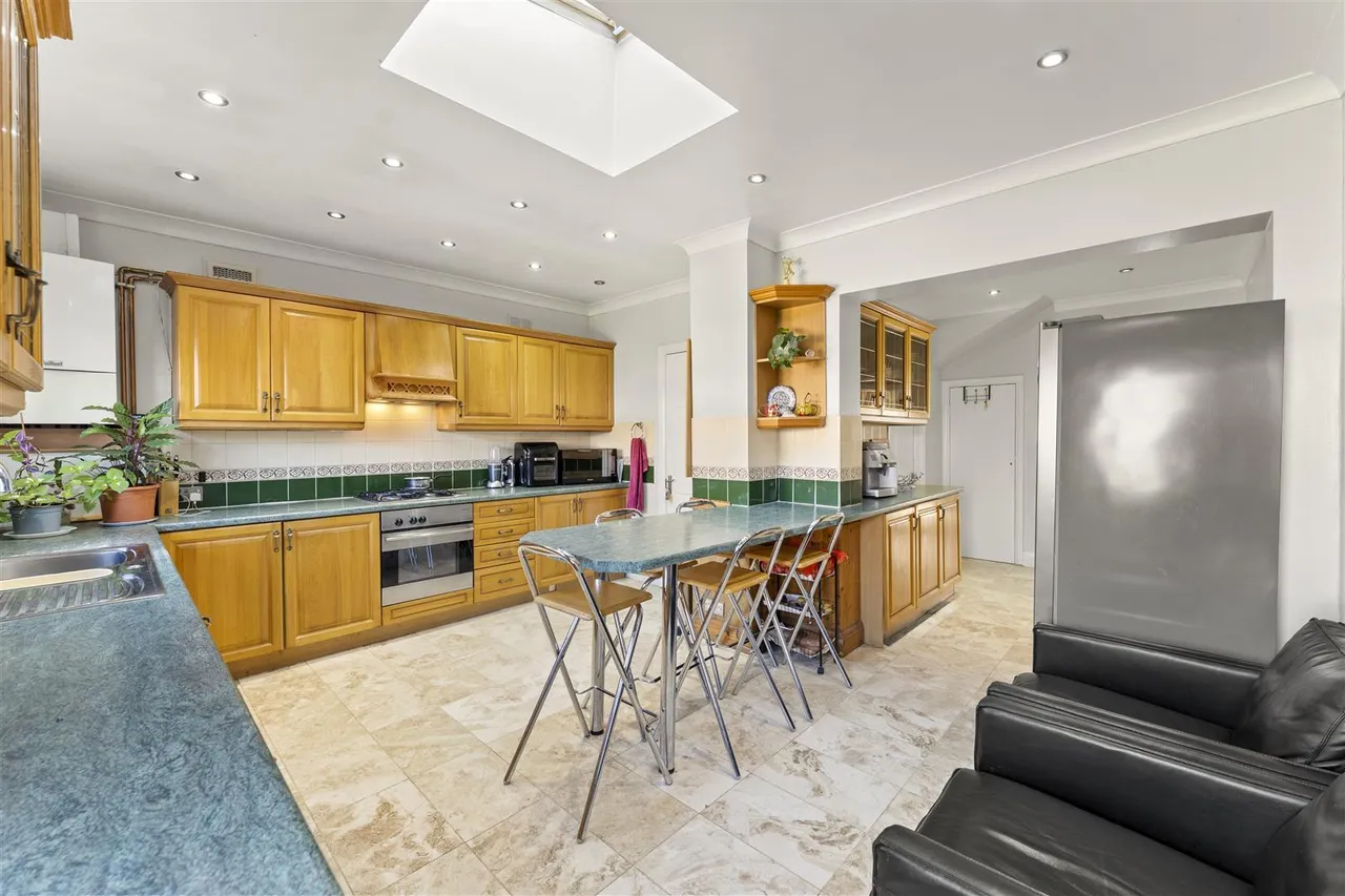 Great West Road, Hounslow, photo 5