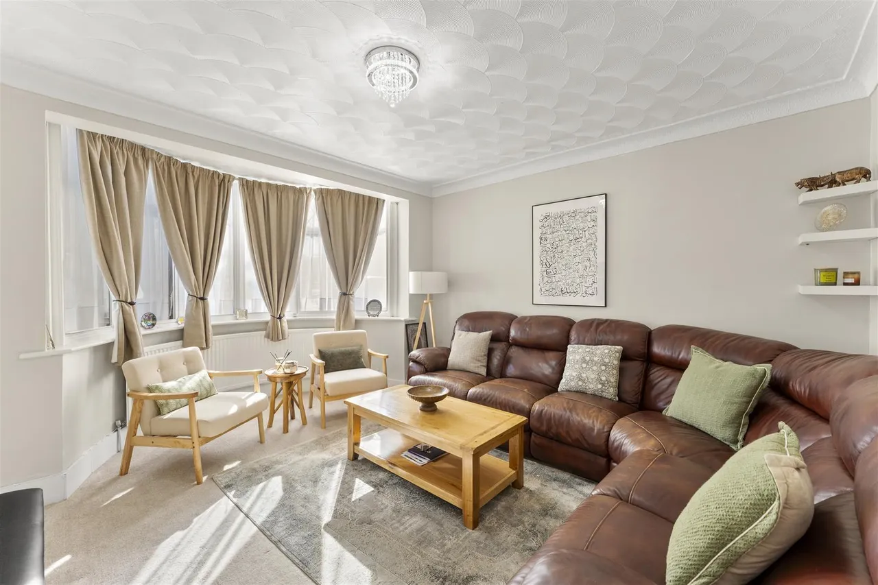 Great West Road, Hounslow, photo 3