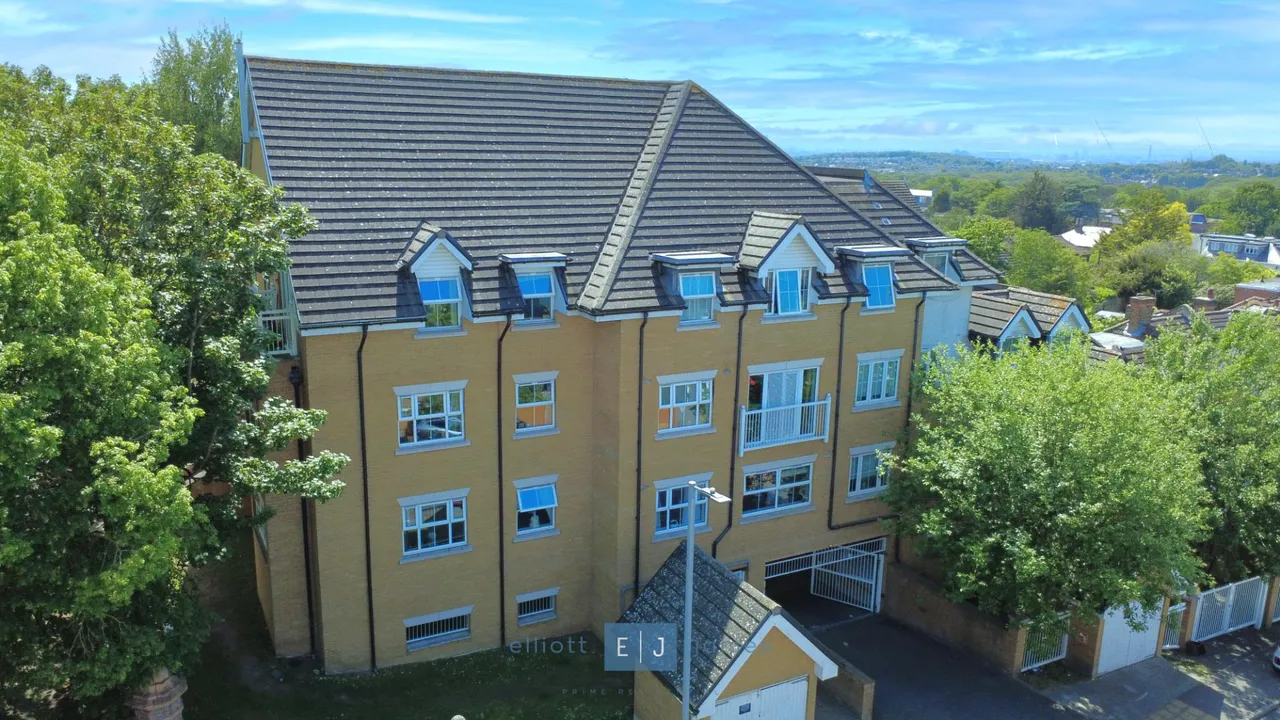 2 bed flat for sale — Stag Lane, Buckhurst Hill