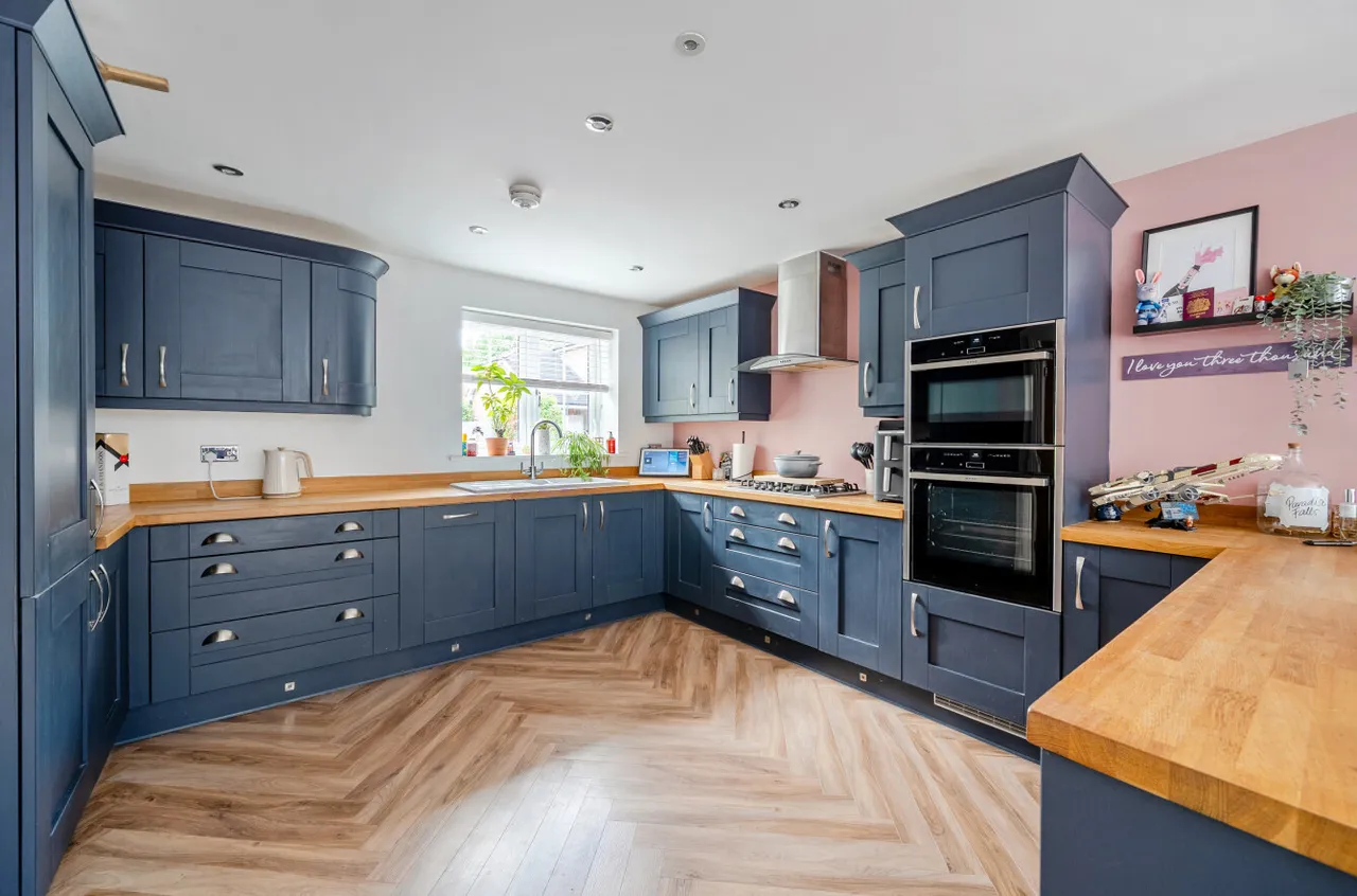 Cotswold Close, Four Marks, GU34, photo 3