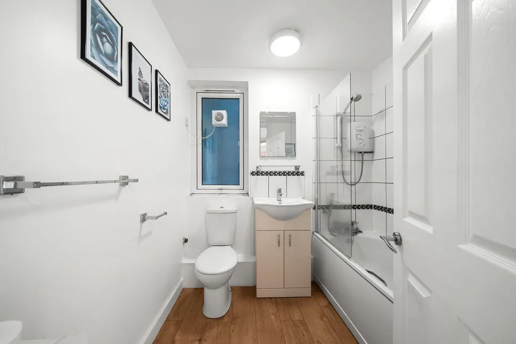 Vicarage Fields, Walton-On-Thames KT12 2EP, photo 8