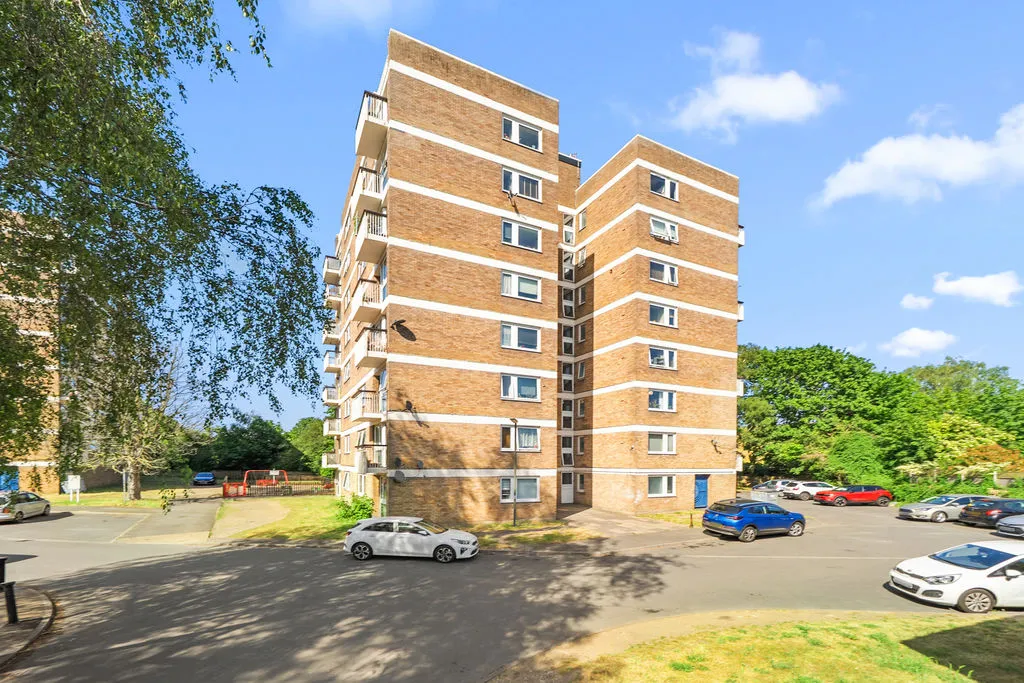 2 bed flat to rent — Vicarage Fields, Walton-On-Thames KT12 2EP
