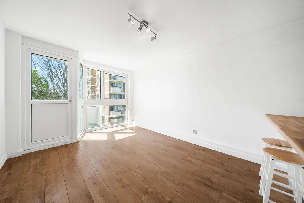 Vicarage Fields, Walton-On-Thames KT12 2EP, photo 5