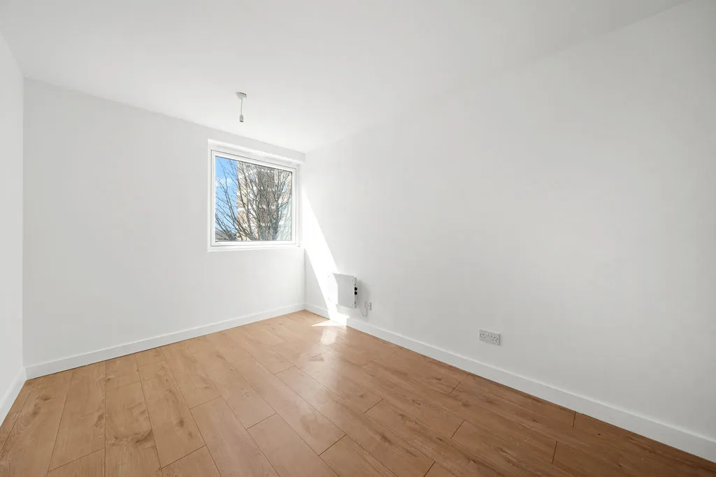 Vicarage Fields, Walton-On-Thames KT12 2EP, photo 6