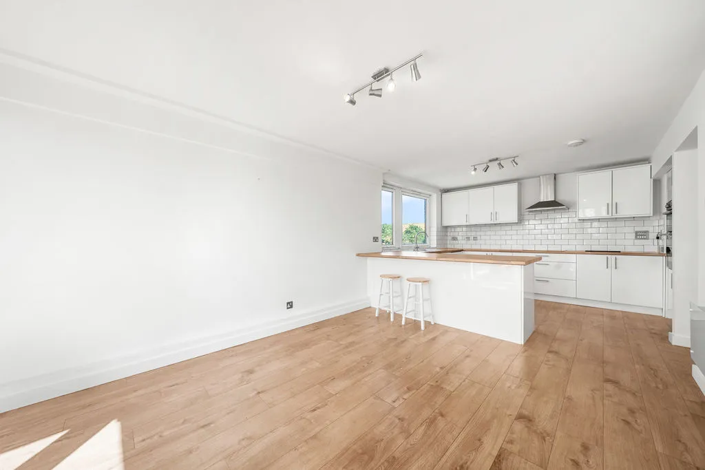 Vicarage Fields, Walton-On-Thames KT12 2EP, photo 10