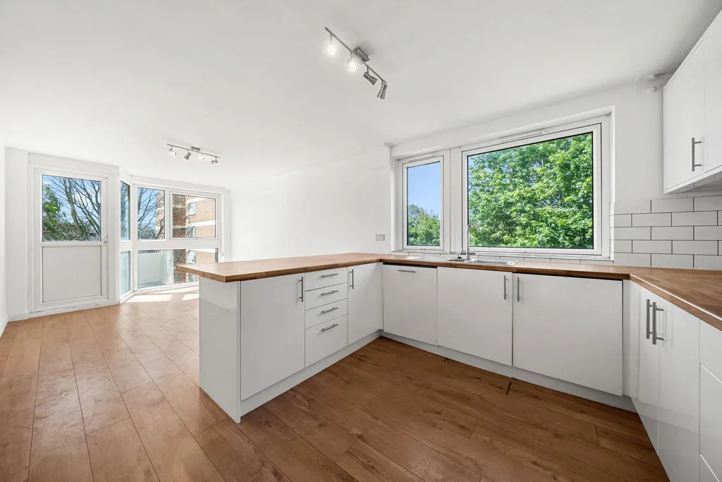 Vicarage Fields, Walton-On-Thames KT12 2EP, photo 3