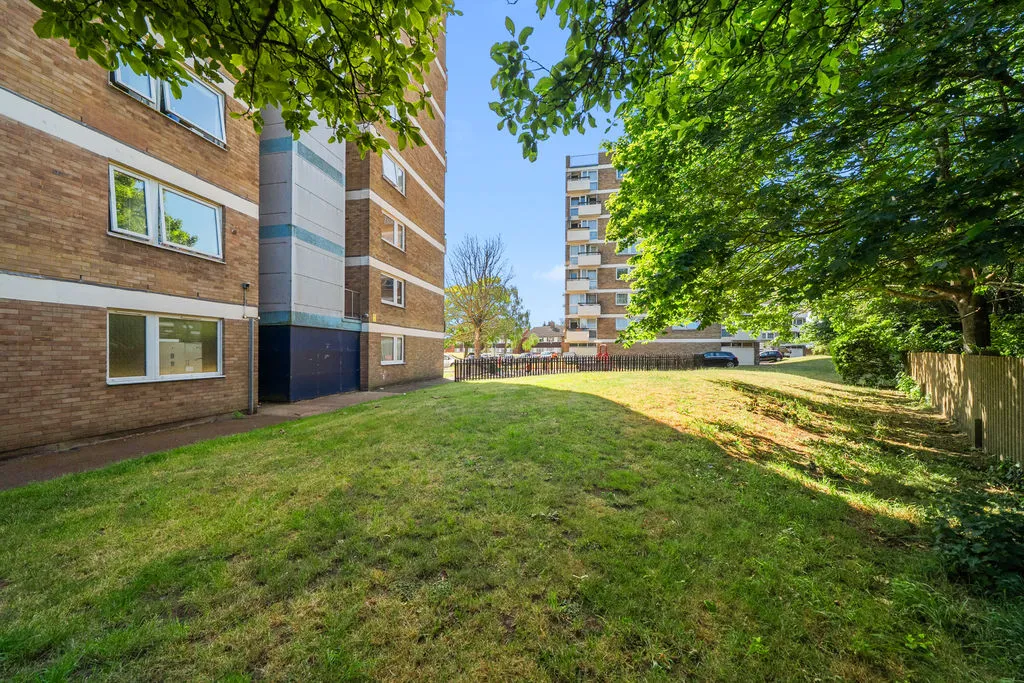 Vicarage Fields, Walton-On-Thames KT12 2EP, photo 9
