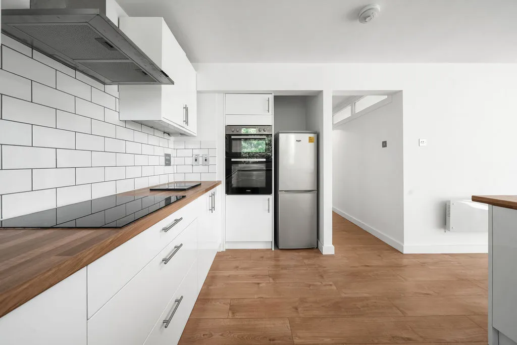 Vicarage Fields, Walton-On-Thames KT12 2EP, photo 4