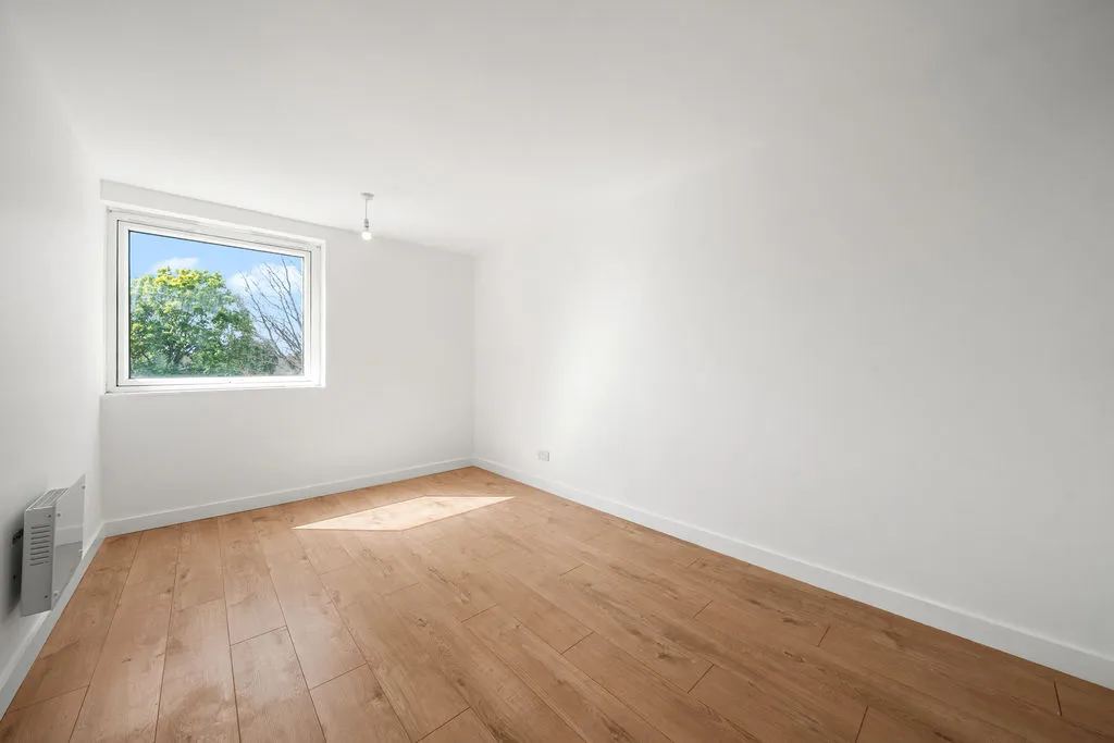 Vicarage Fields, Walton-On-Thames KT12 2EP, photo 7