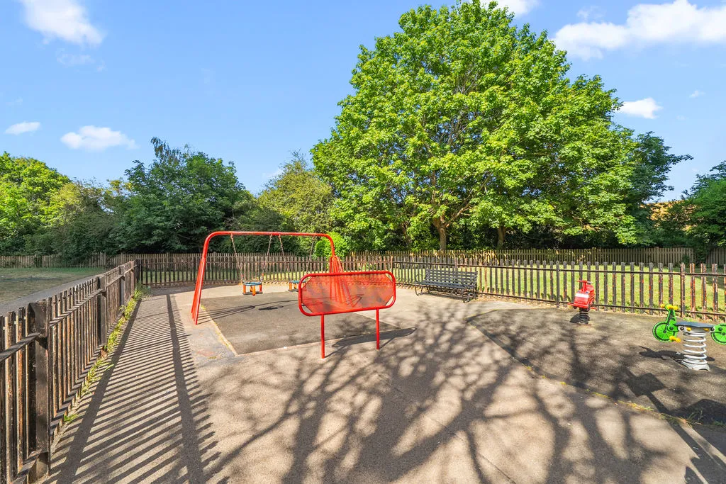 Vicarage Fields, Walton-On-Thames KT12 2EP, photo 13