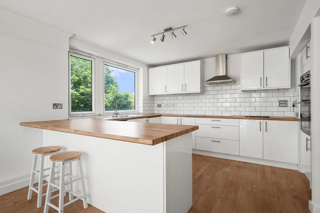Vicarage Fields, Walton-On-Thames KT12 2EP, photo 2