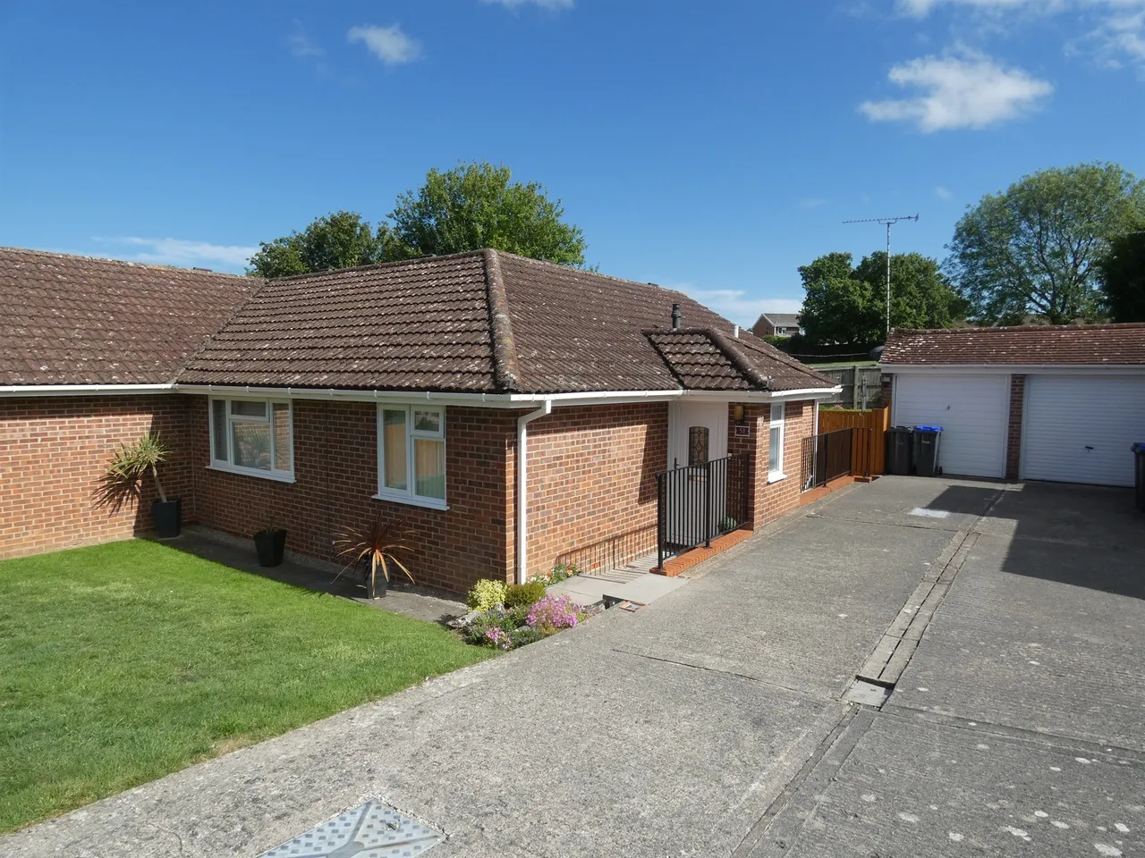 2 bed house for sale — Raleigh Crescent, Amesbury, Salisbury