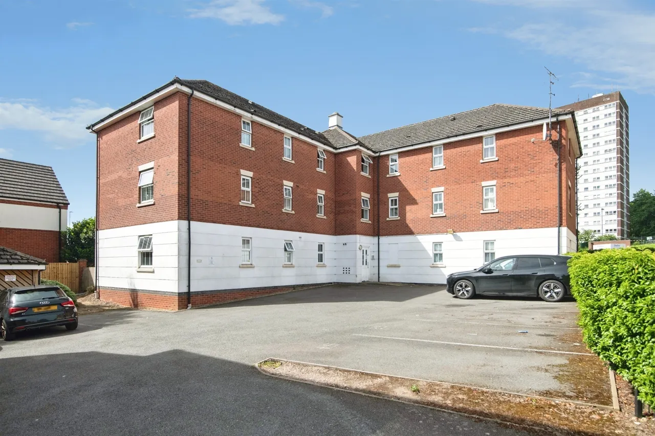 2 bed flat for sale — Attingham Drive, Dudley