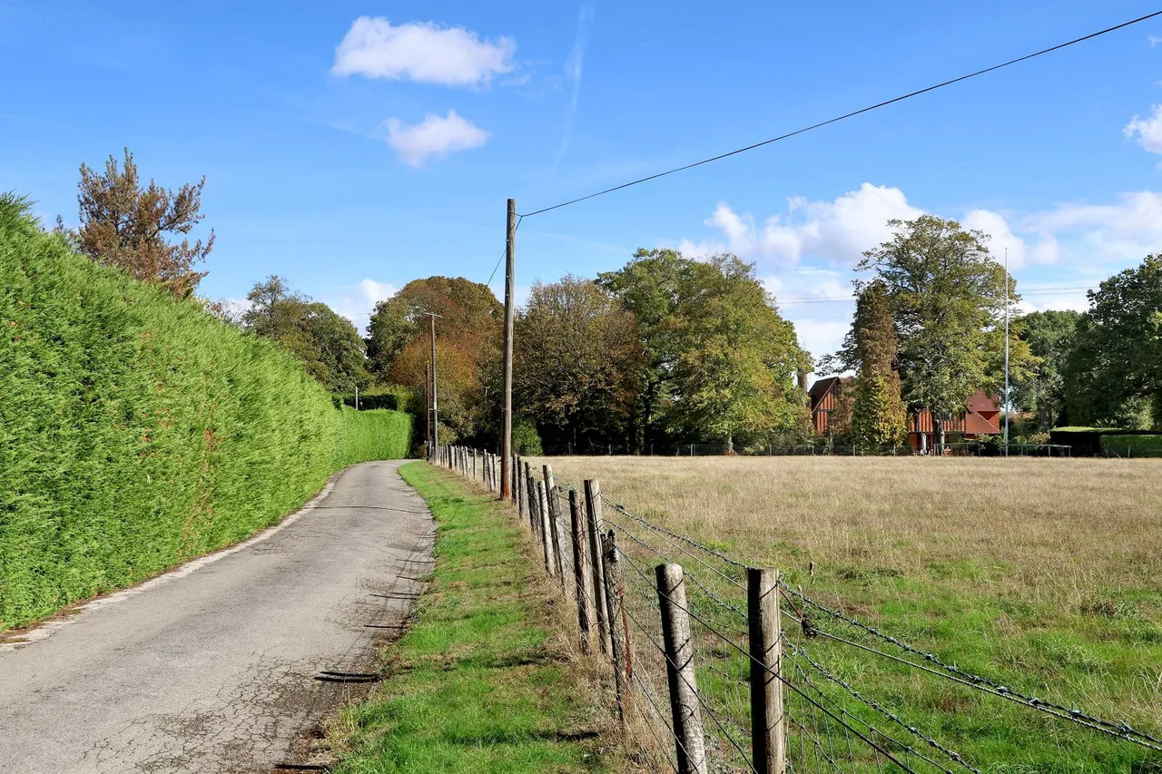 Wooburn Common Road, Wooburn Green, HP10, photo 26