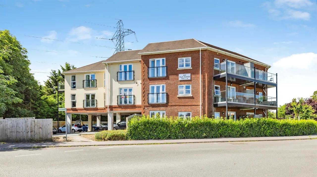 2 bed flat for sale, Park Avenue, Bushey, WD23