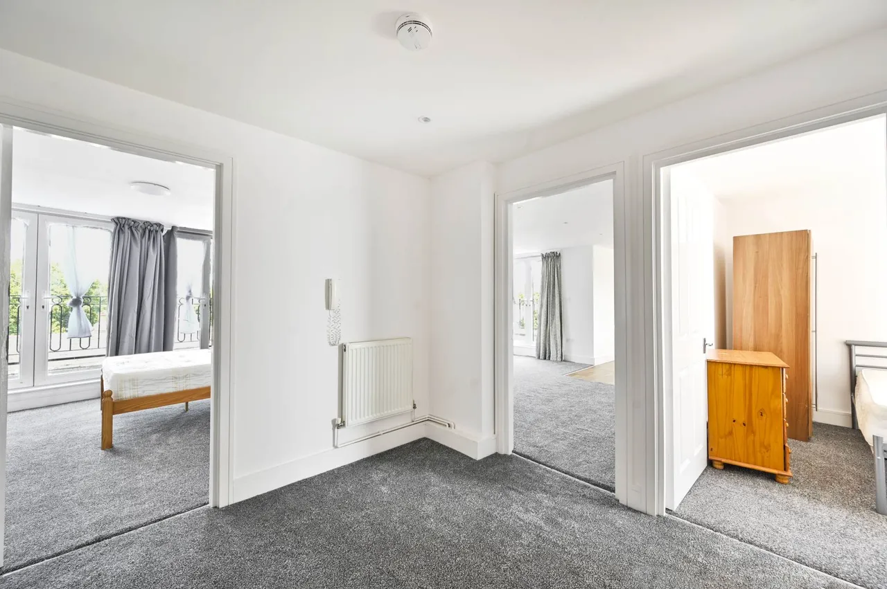 Robinson Road London, Colliers Wood, SW17 9DJ, photo 5