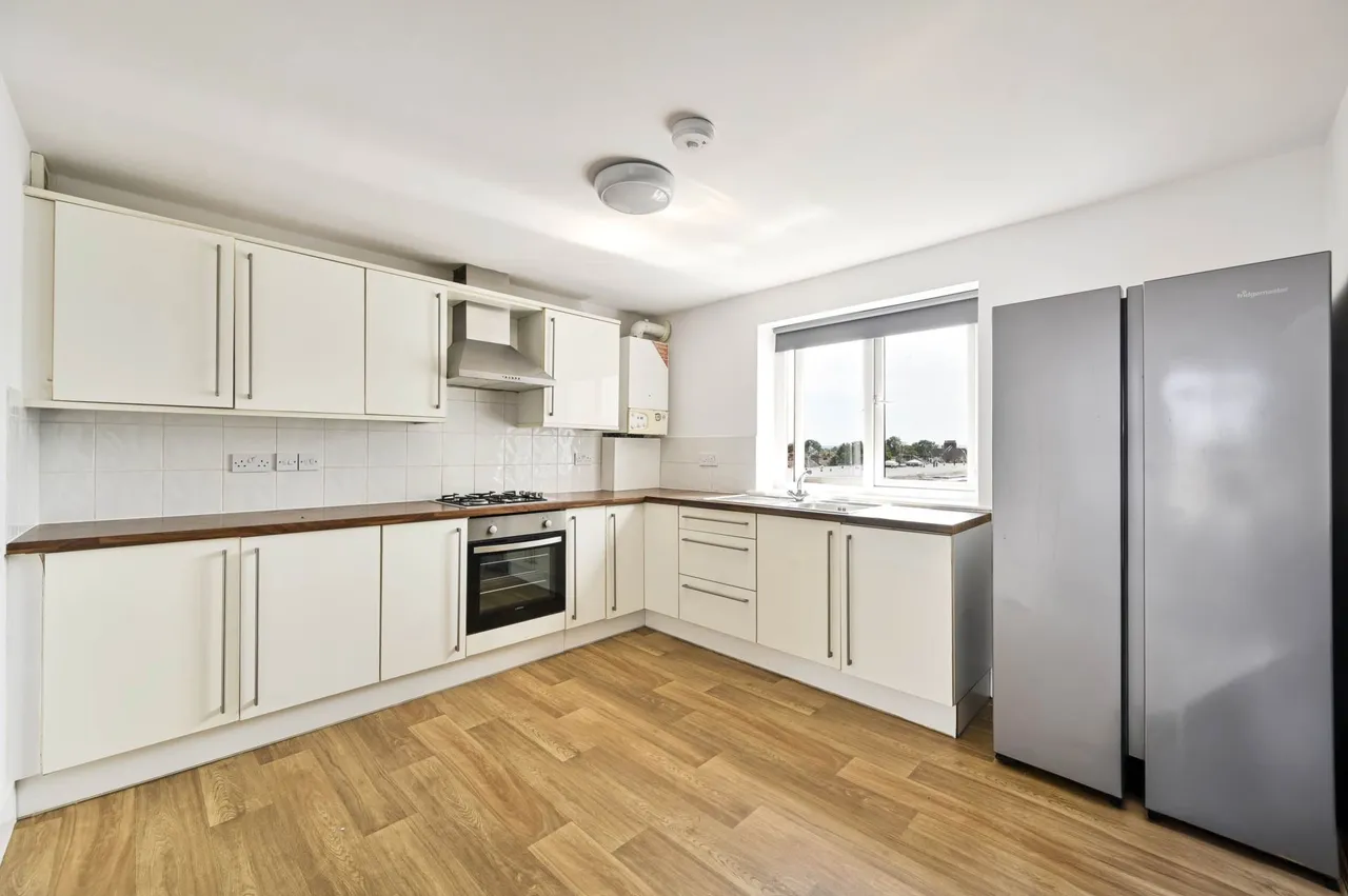 Robinson Road London, Colliers Wood, SW17 9DJ, photo 2