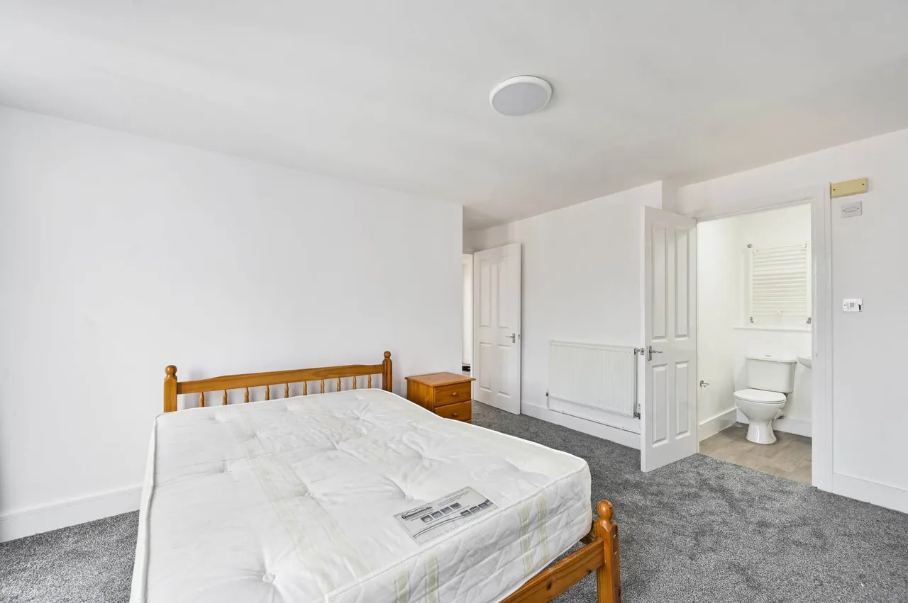 Robinson Road London, Colliers Wood, SW17 9DJ, photo 3