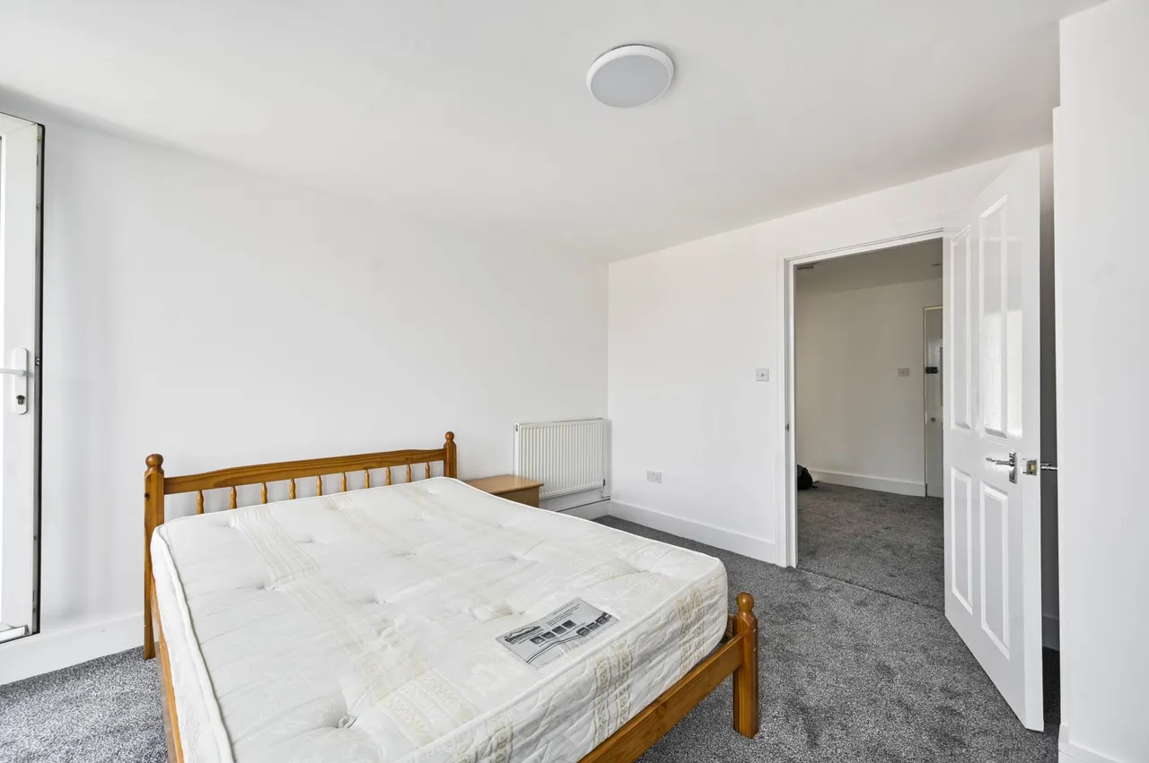 Robinson Road London, Colliers Wood, SW17 9DJ, photo 4